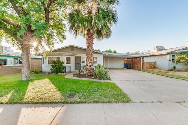 Building Photo - Charming Updated 3 Bed/2 Bath Home in North Central Phoenix