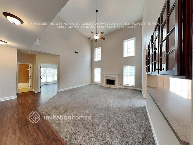 Photo - 625 Excalibur Ct SE