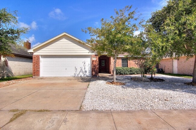 Building Photo - 2418 Handlin Dr