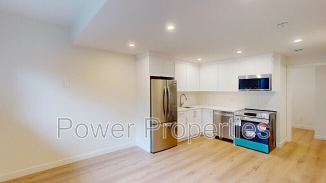 Photo - 2004 33 St SW