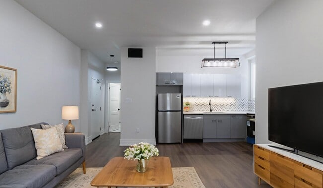 Building Photo - 52 Charlton Ave W Unit 3