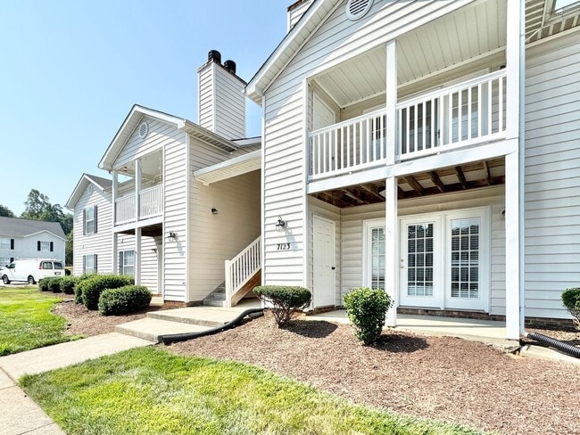 Building Photo - 2 Bedroom off W Friendly Ave!