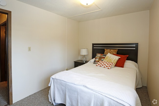 2BR, 1BA - Bedroom