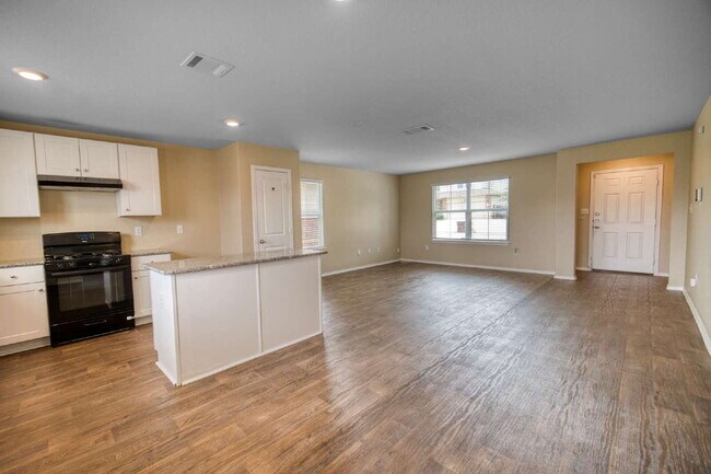 Photo - 3BD/2.5BA– ELECTRICITY INCLUDED!