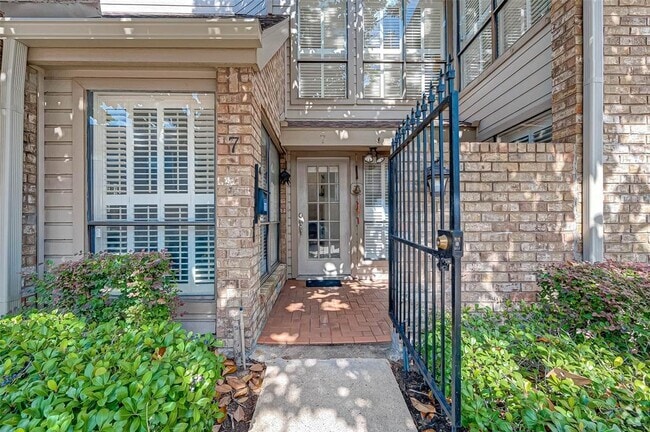Building Photo - 1908 Augusta Dr Unit 7 Rental