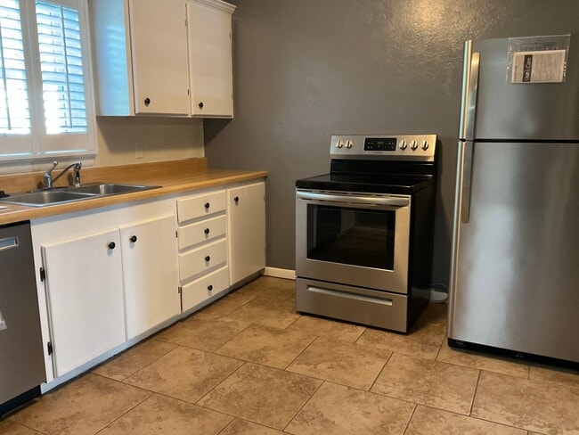 Photo - COMING SOON: Gorgeous 2bd/1bath home with one car garage in Joplin Mo!! 6 month lease!!!