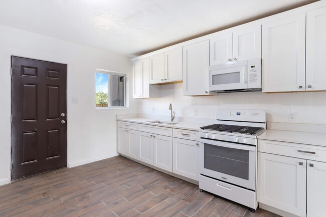 Photo - 621 S Melendres St