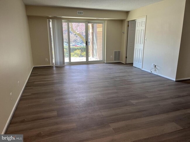 Building Photo - 8350 Greensboro Dr Unit 103