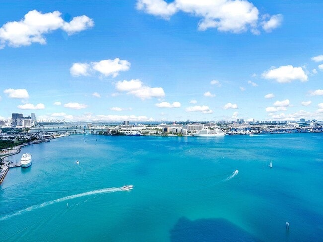 Building Photo - 888 Brickell Key Dr Unit 2412 Rental