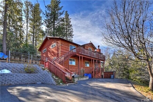 Building Photo - 3 bedroom/ 3 bath. Fully furnished ready f... Rental