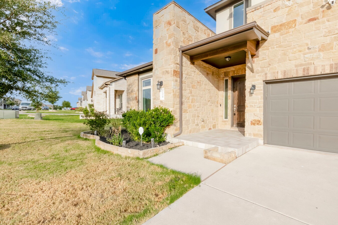 Photo - 726 Kingston Pl