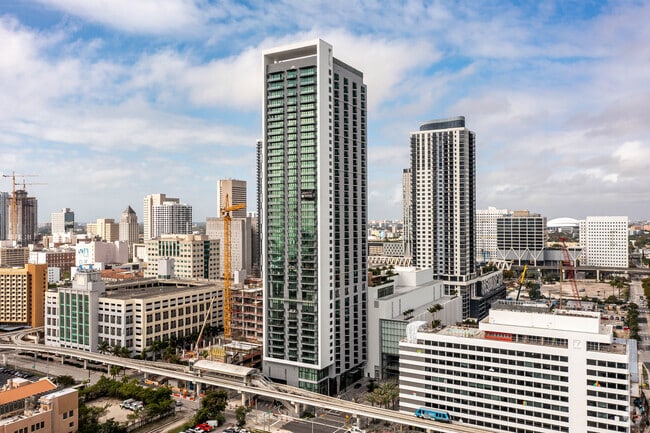 Building Photo - BEZEL MIAMI WORLDCENTER