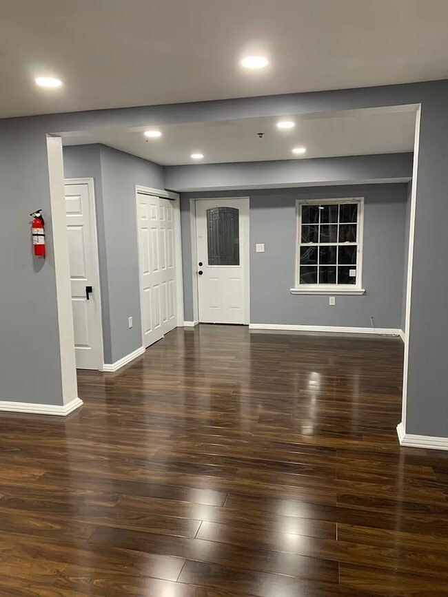 Photo - 471 Manila Ave