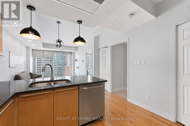 Photo - 134 York St Unit 1009