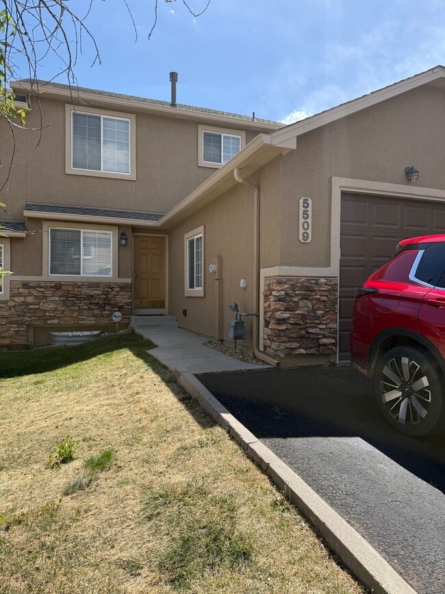 Building Photo - 2 bedroom, 2 1/2 bath condo in the NORTHEAST side of Colorado Springs