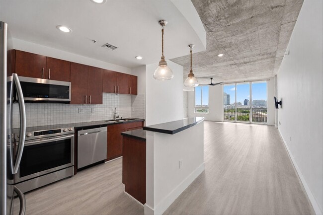 Building Photo - 300 S Australian Ave Unit 1103