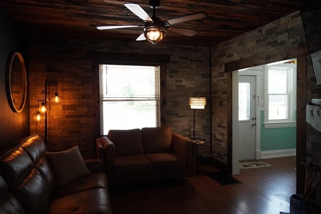 Photo - 320 Cedar Dr