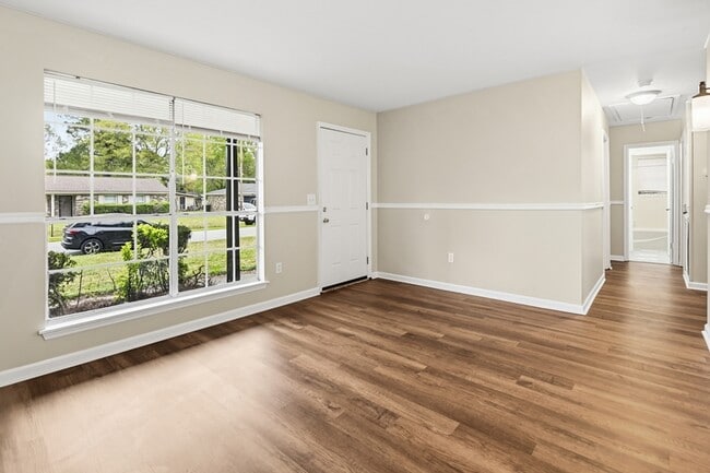 Photo - 4461 Jenwood St