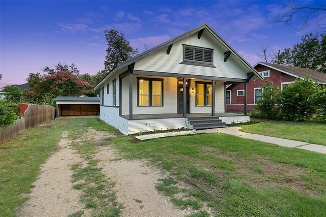 Photo - 707 W 7th St