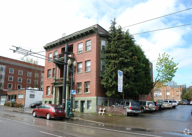 Pine Cone Apartments - Pine Cone Apartments