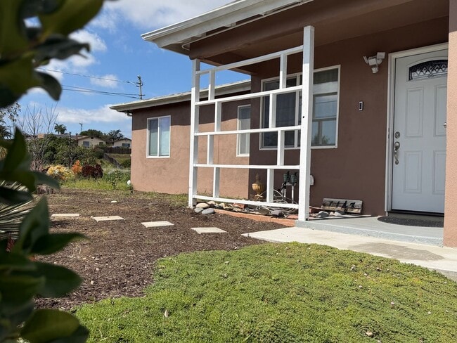 Building Photo - 3 Bd Single-Level Hilltop Retreat in West Vista