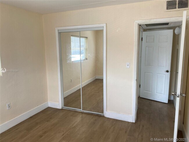 Photo - 1200 SW 3rd St Unidad 2