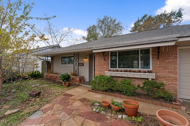 Building Photo - 5307 Poinciana Dr