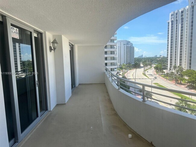 Building Photo - 5555 Collins Ave Unit 8Z