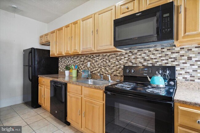 Photo - 4628 Sansom St