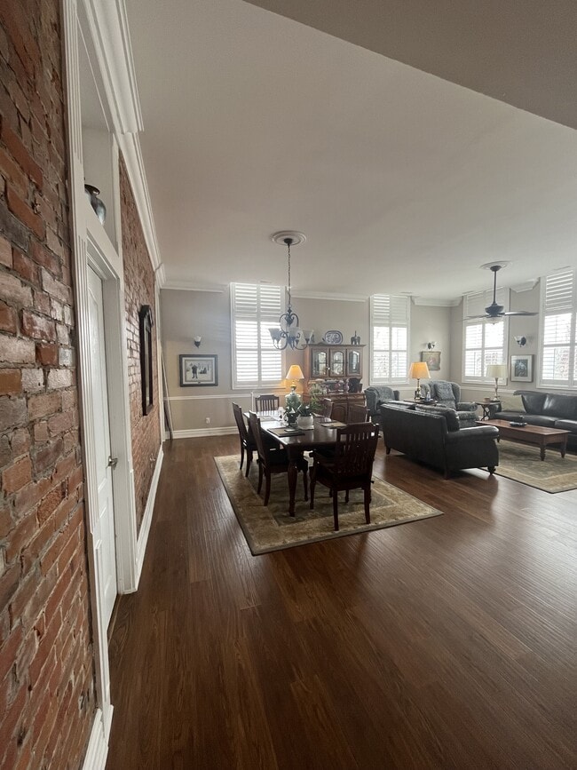 Photo - 323 George St