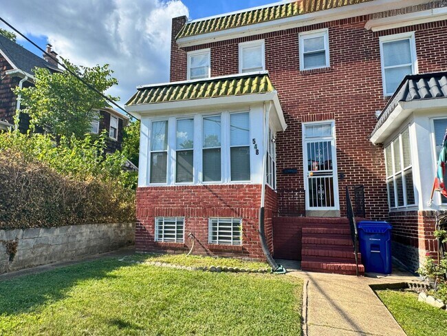 Building Photo - Charming and Spacious 4BR, 2BA Townhouse