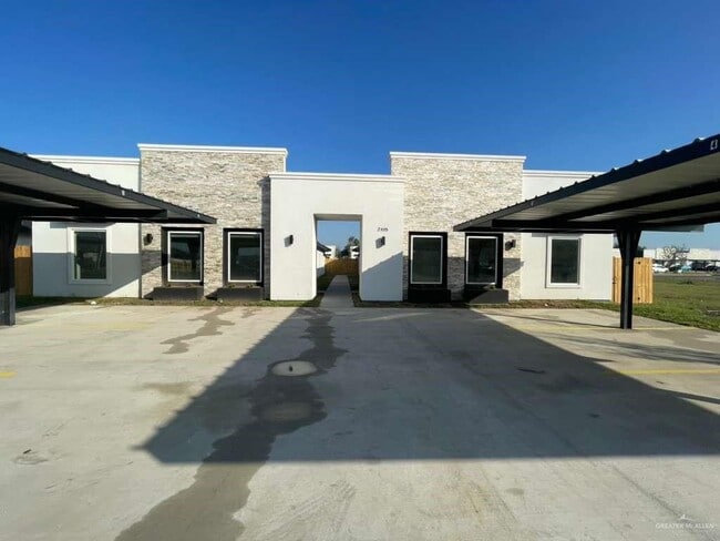 Building Photo - 27 Selena St Unit 4