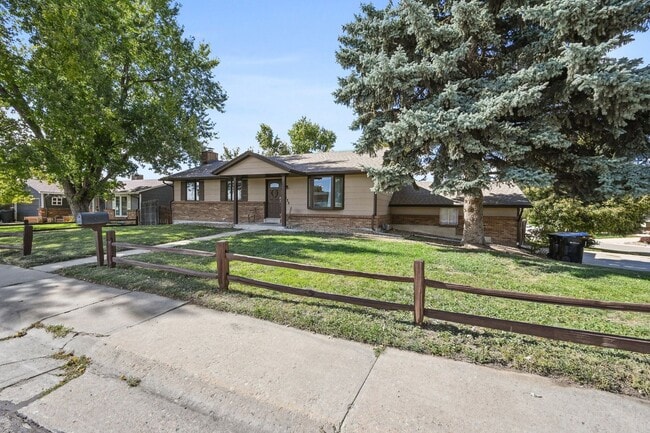 Amazing Arvada Upstairs Duplex Available Now! - Amazing Arvada Upstairs Duplex Available Now! Townhome