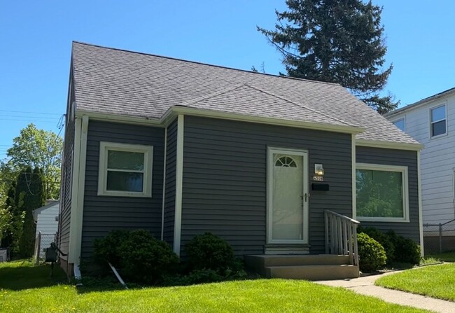 MOVE-IN READY 3-BED, 1-BATH CHARMING CAPE ... - MOVE-IN READY 3-BED, 1-BATH CHARMING CAPE ... House