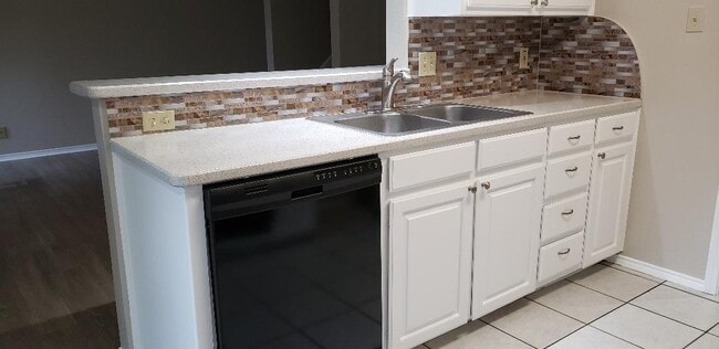 Kitchen w/ dishwasher and garbage disposal - 129 Wildwood Ct Unit D