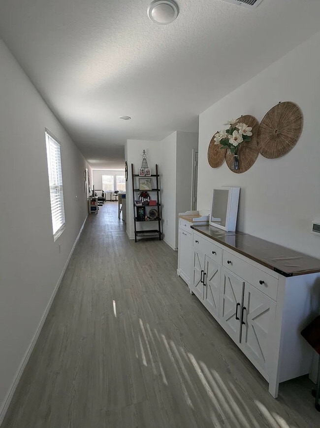 Photo - Room in House on Repeating Wy