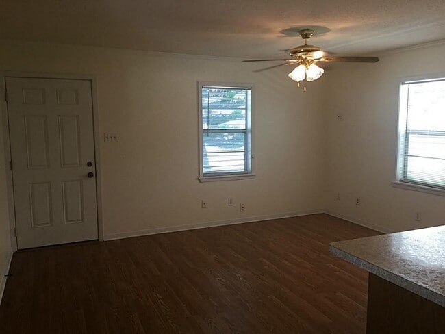 Photo - 723 Winnie St