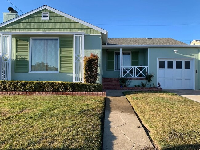 Front view - 160 Hazelwood Dr