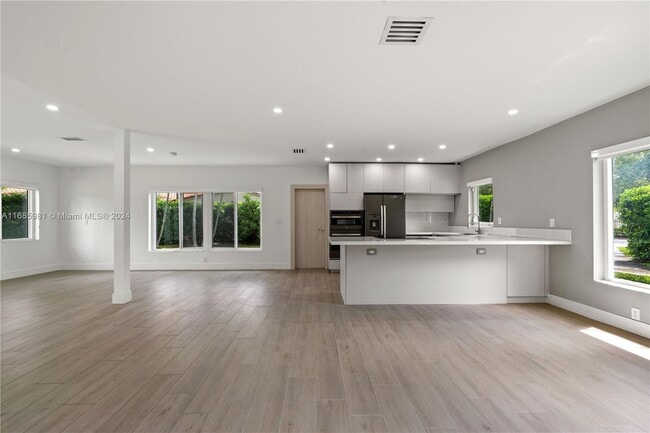 4020 Riviera Dr