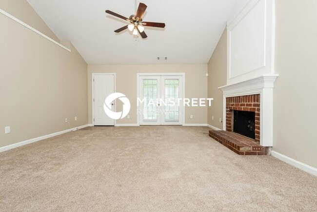 Photo - 4 Bedroom Pet-Friendly Home in Hampton, GA with Main Street Renewal