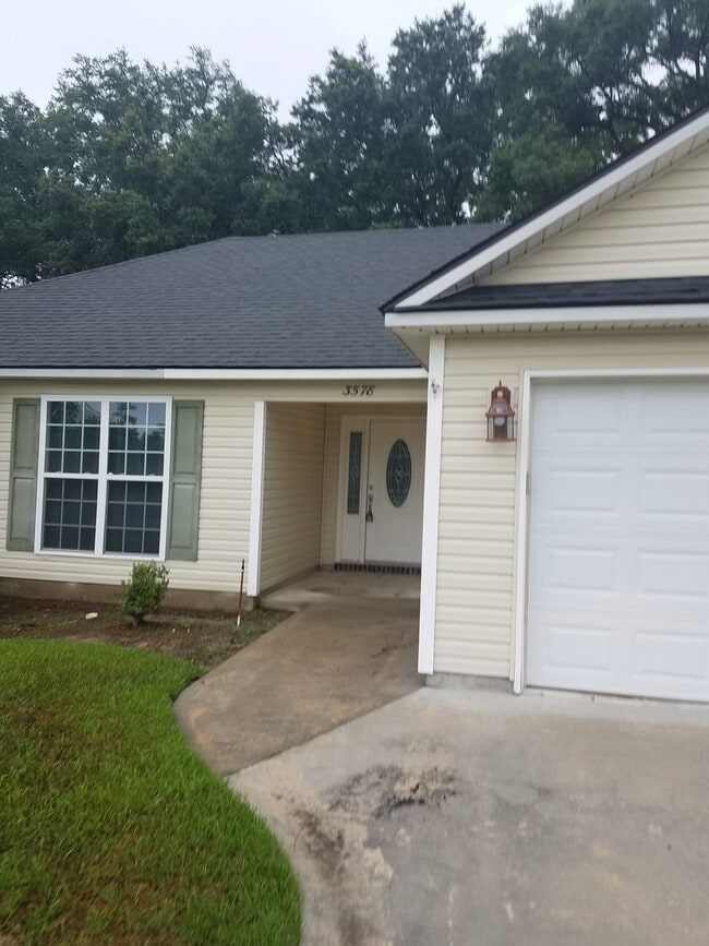 Photo - Charming 3BR Home with Open Split Floor Plan, Vaulted Ceilings & 2-Car Garage in Valdosta