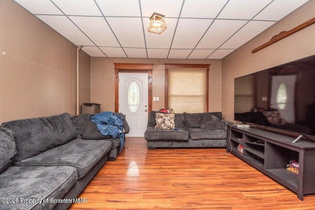 Photo - 945 William St