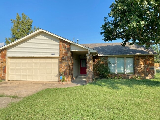 Building Photo - Charming 3/2/2 Jenks Home