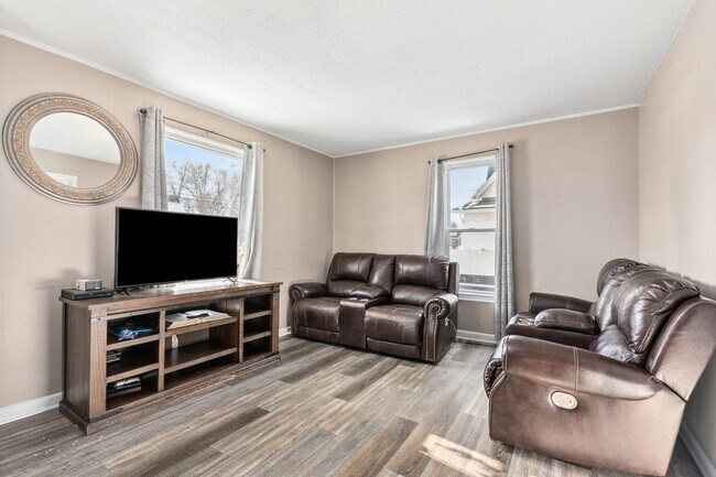 Photo - 552 Simms St