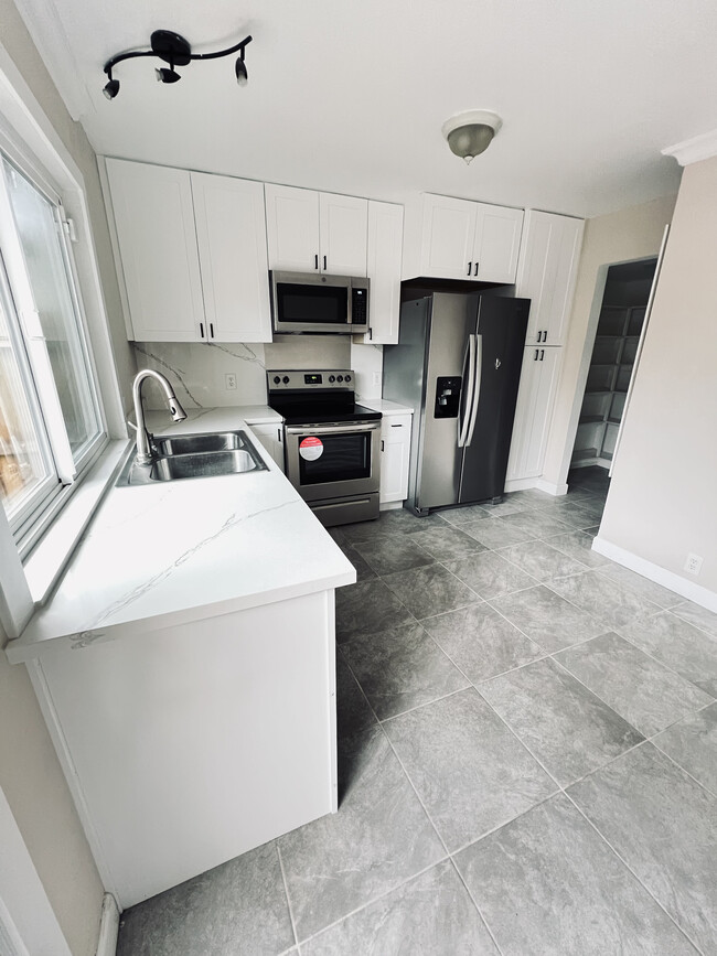 Kitchen - 2239 Warfield Way Casa Adosada