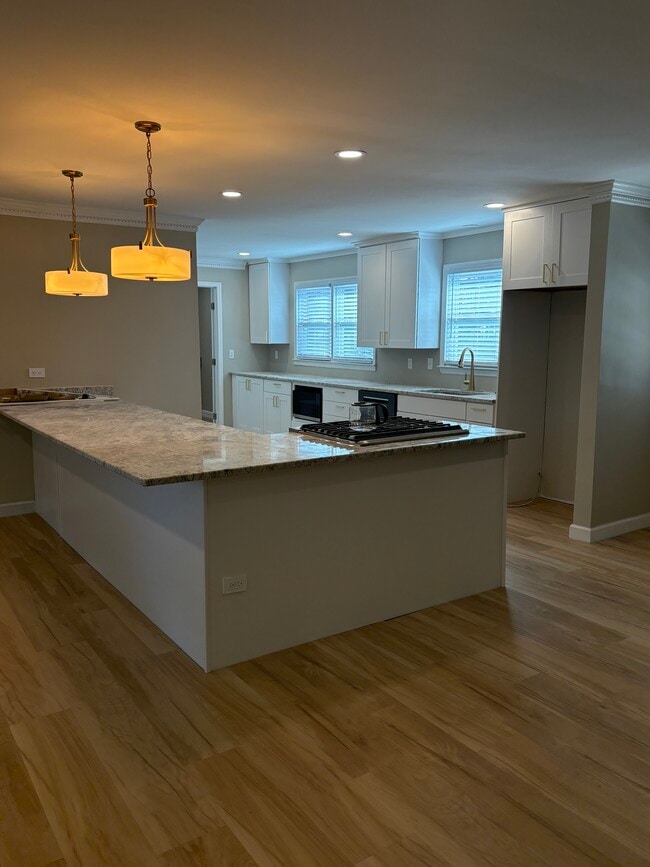 Building Photo - 304 S Almond Dr