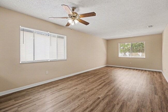 Building Photo - 2414 Fox Hollow Dr