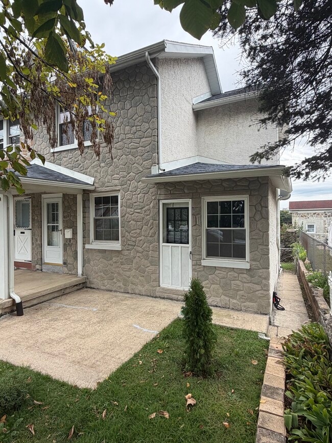 402 Douglass St