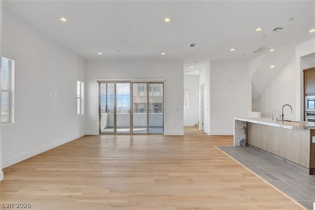 Photo - 670 Grey Saker St