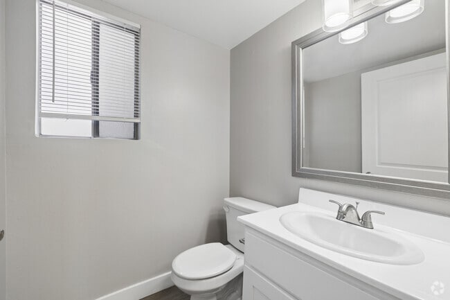 2BR, 2BA - 900SF - Bathroom